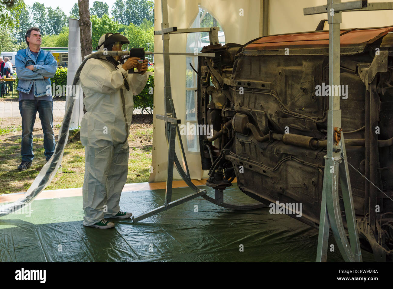 Mechaniker zeigt das Gerät für die Reinigung der Karosserie vor Korrosion Stockfoto
