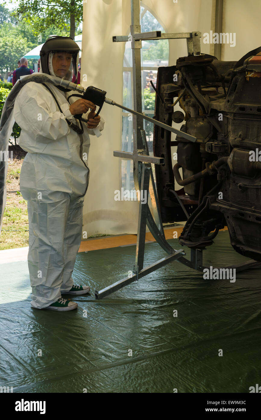 Mechaniker zeigt das Gerät für die Reinigung der Karosserie vor Korrosion Stockfoto