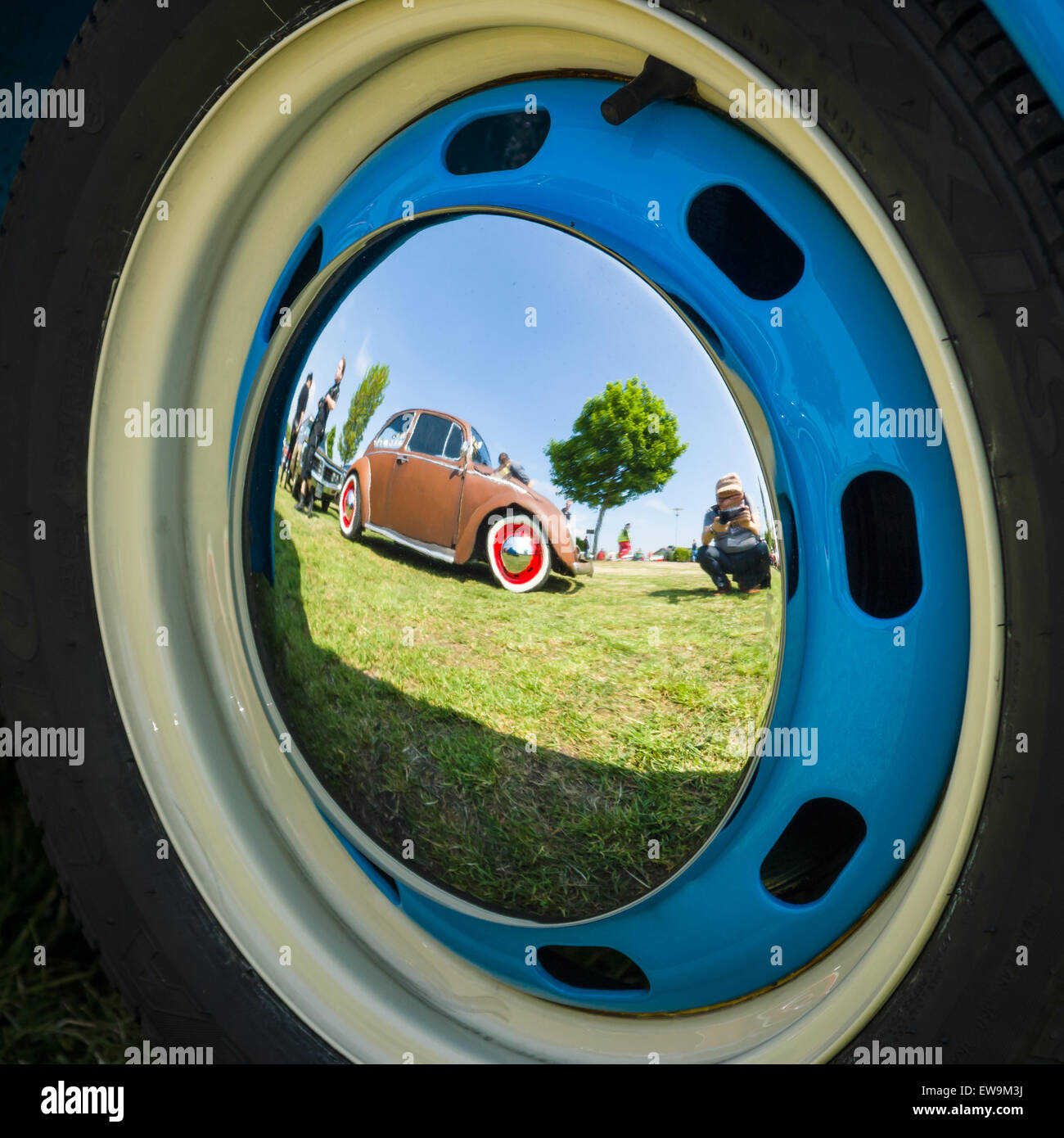 PAAREN IM GLIEN, Deutschland - 23. Mai 2015: Reflexionen eines alten Autos im dekorativen Rad abdeckt. Die Oldtimer-Show im MAFZ. Stockfoto