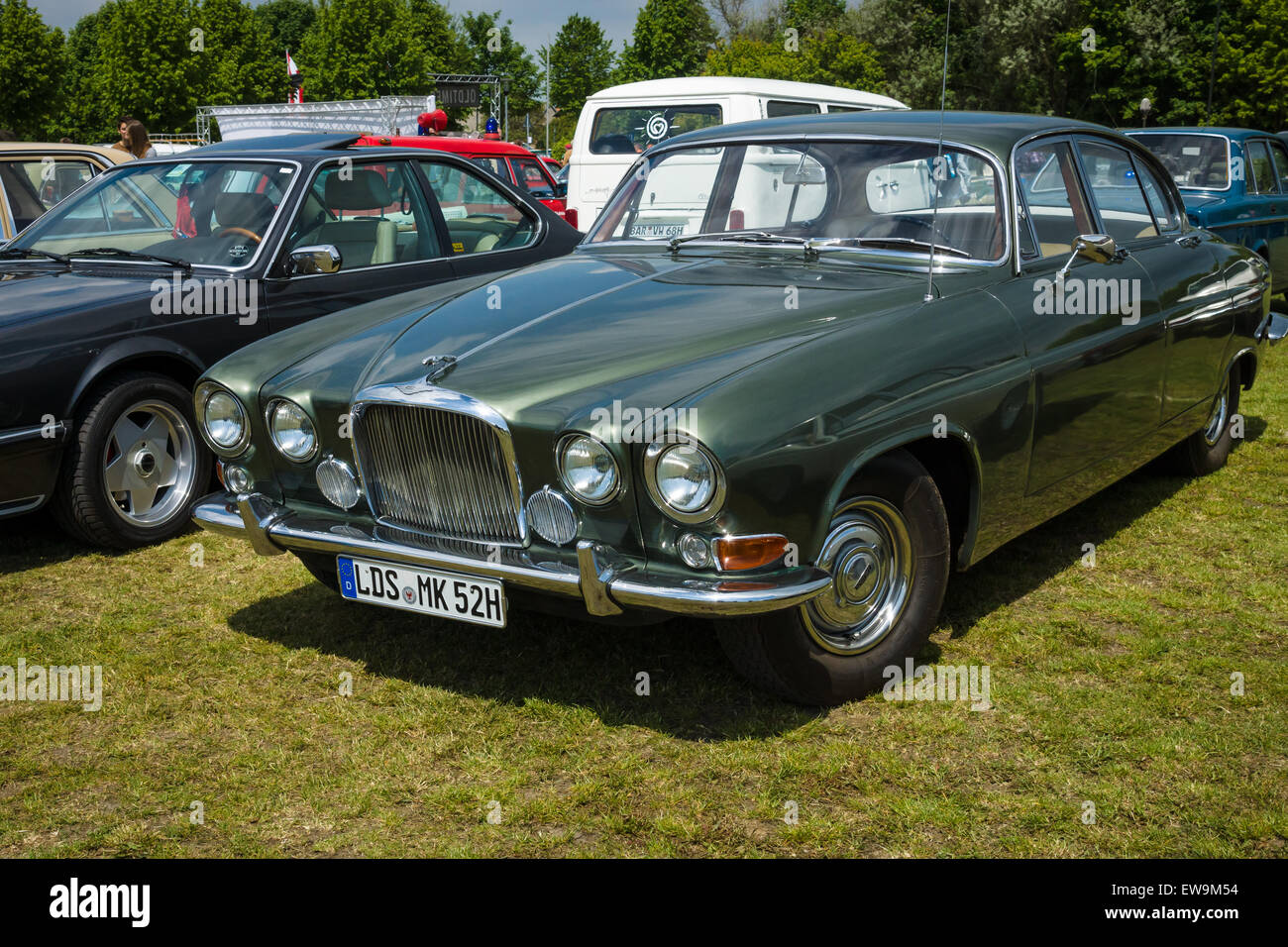 PAAREN IM GLIEN, Deutschland - 23. Mai 2015: Sport-Limousine Jaguar 420/Daimler Sovereign. Die Oldtimer-Show im MAFZ. Stockfoto