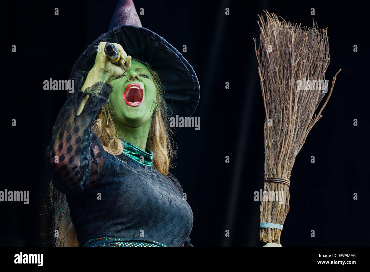 London, UK, 20. Juni 2015: Sylvia Young Theatre School preforms auf der West End LIVE 2015 am Trafalgar Square in London. Foto: Credit: siehe Li/Alamy Live News Stockfoto