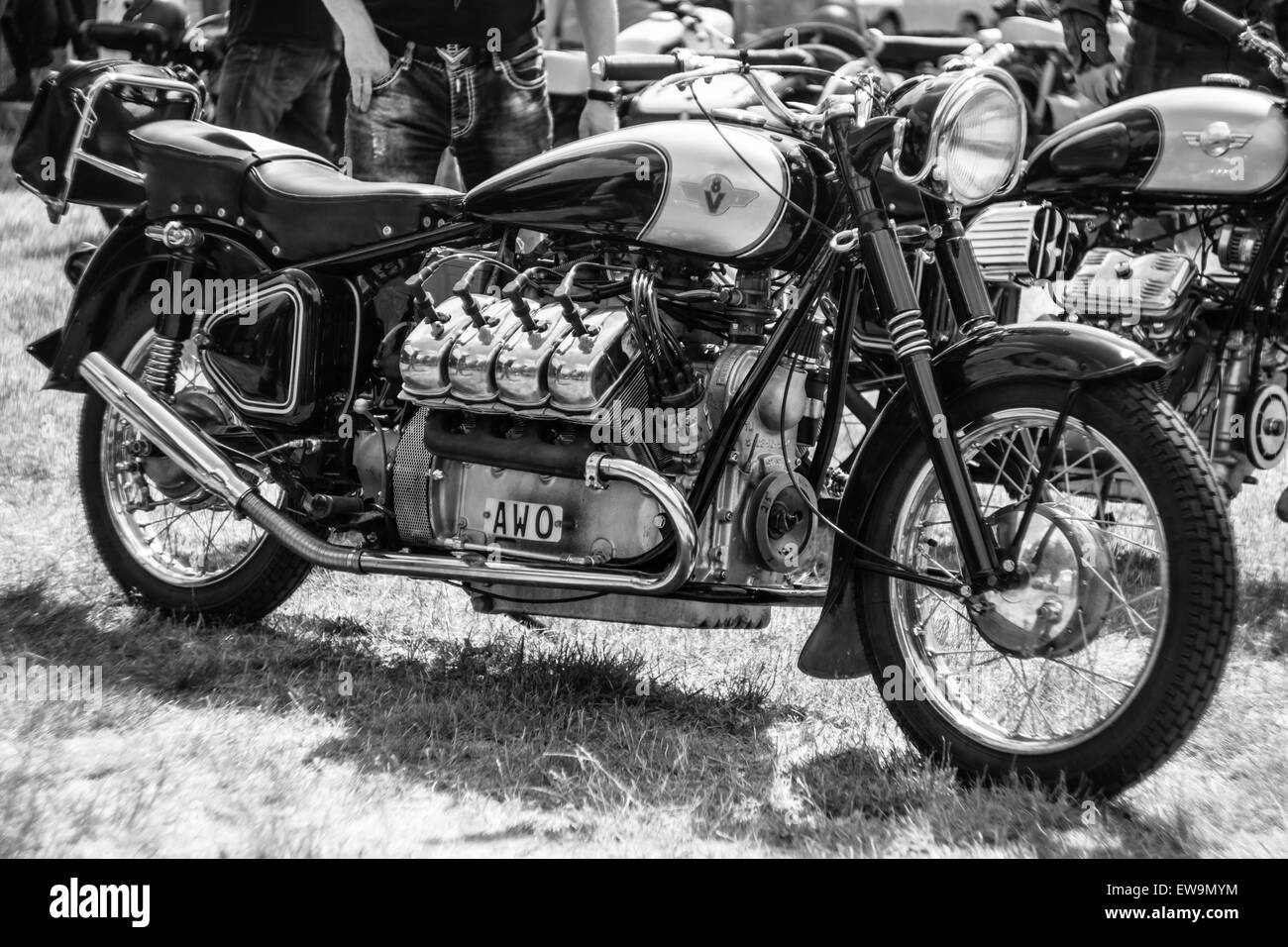 PAAREN IM GLIEN, Deutschland - 23. Mai 2015: Custom Bike mit 8-Zylinder-Motor (V8). Schwarz und weiß. Die Oldtimer-Show im MAFZ. Stockfoto