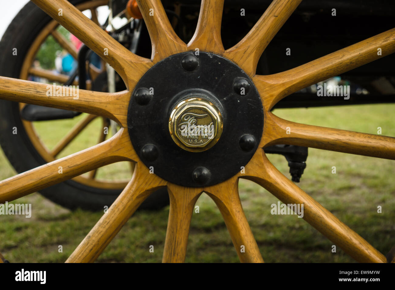 PAAREN IM GLIEN, Deutschland - 23. Mai 2015: Fragment von einem alten Auto-Rad Ford A. Die Oldtimer-Show im MAFZ. Stockfoto