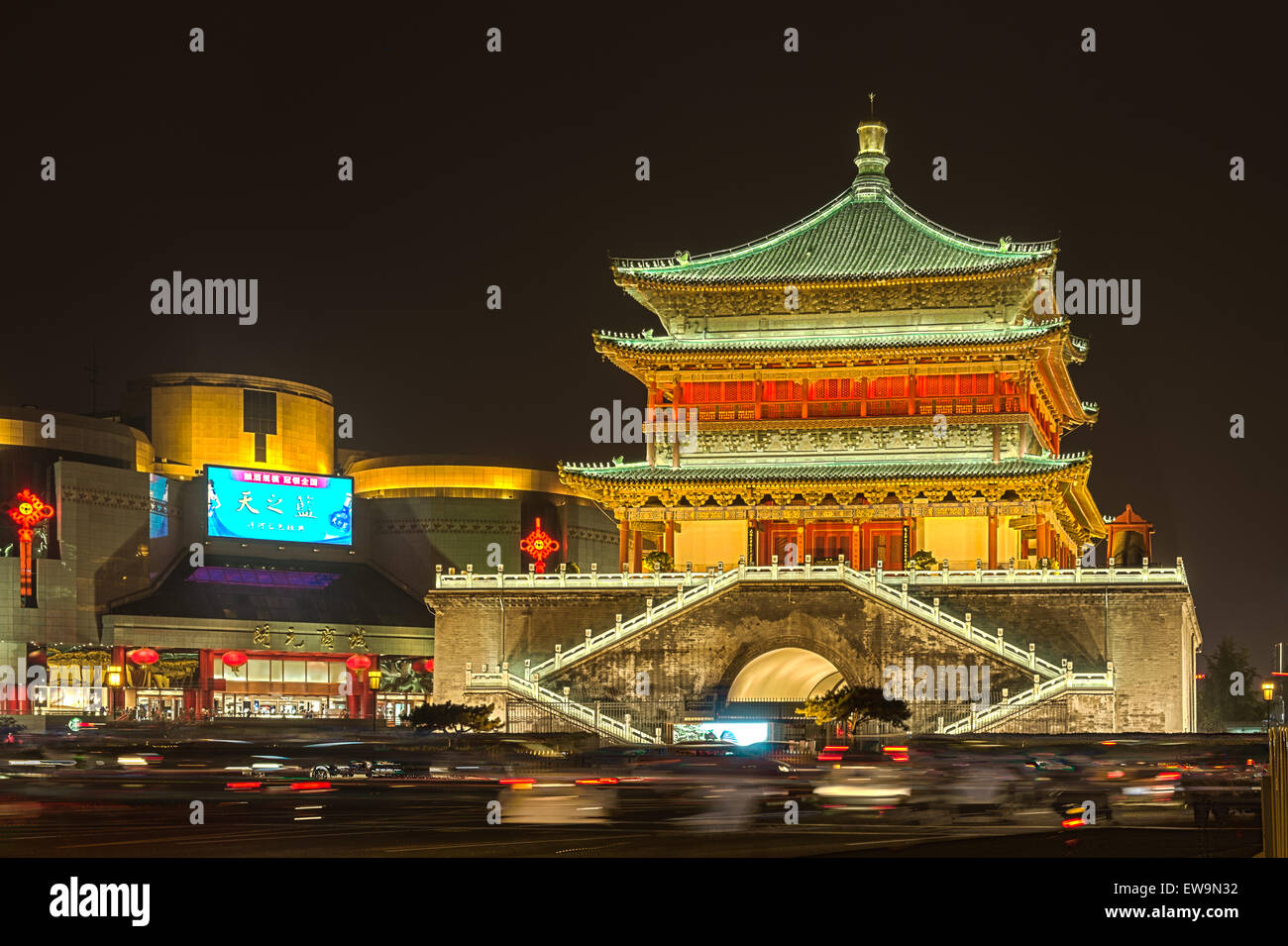Chinesischer Turm nachts beleuchtet Stockfoto