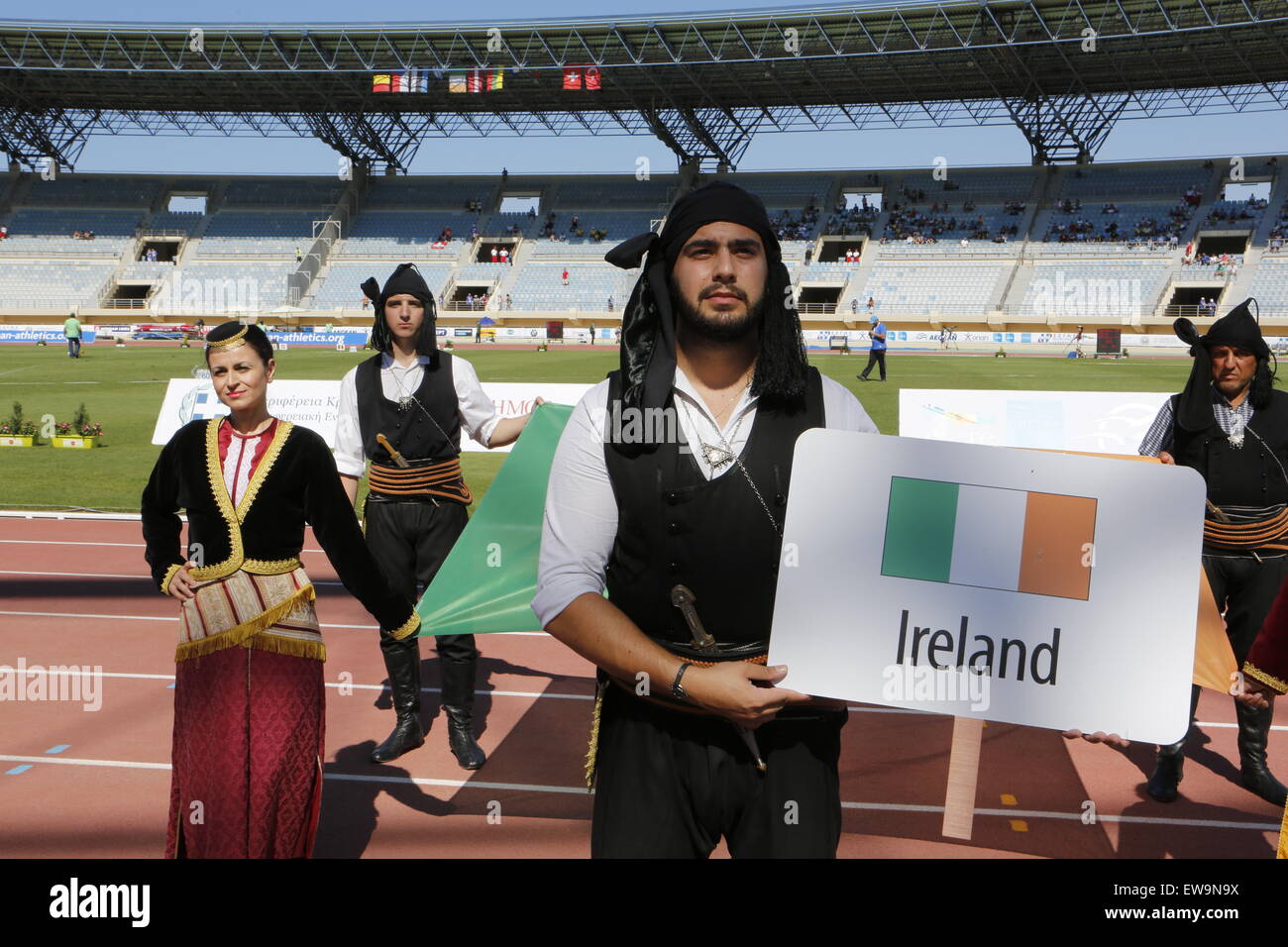 Heraklion, Griechenland. 20. Juni 2015. Die Flagge von Irland wird von  Menschen tragen traditionelle griechische Kostüme während der  Eröffnungsfeier ins Stadion getragen. Die 2015 Team Europameisterschaften  1. Liga vor Tausenden von Menschen