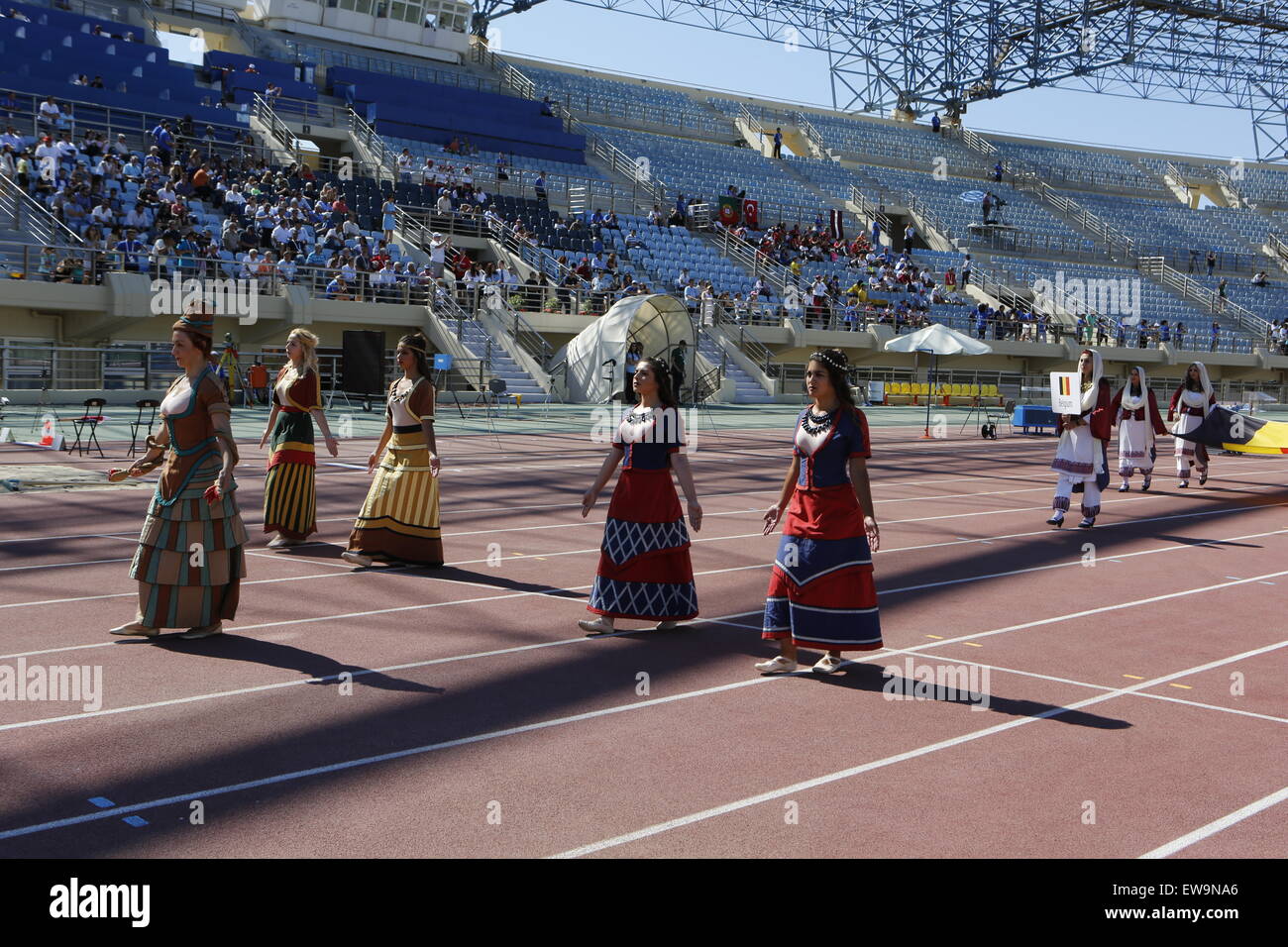 Heraklion, Griechenland. 20. Juni 2015. Frauen gekleidet wie die Schlangengöttin aus minoischer Zeit führen die Prozession der Flaggen der teilnehmenden Länder. Die 2015 Team Europameisterschaften 1. Liga vor Tausenden von Menschen im Pankrition Stadion in Heraklion auf Kreta offiziell eröffnet worden. © Michael Debets/Pacific Press/Alamy Live-Nachrichten Stockfoto