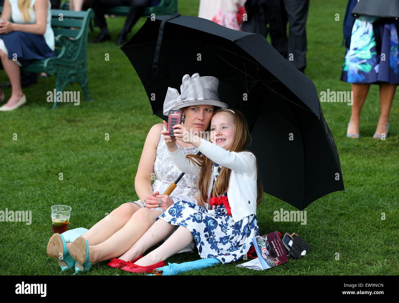 London, UK. 20. Juni 2015. Rennen-Besucher werden am fünften Tag des Royal Ascot auf dem Ascot Racecourse in Ascot, Großbritannien am 20. Juni 2015 gesehen. Bildnachweis: Han Yan/Xinhua/Alamy Live-Nachrichten Stockfoto