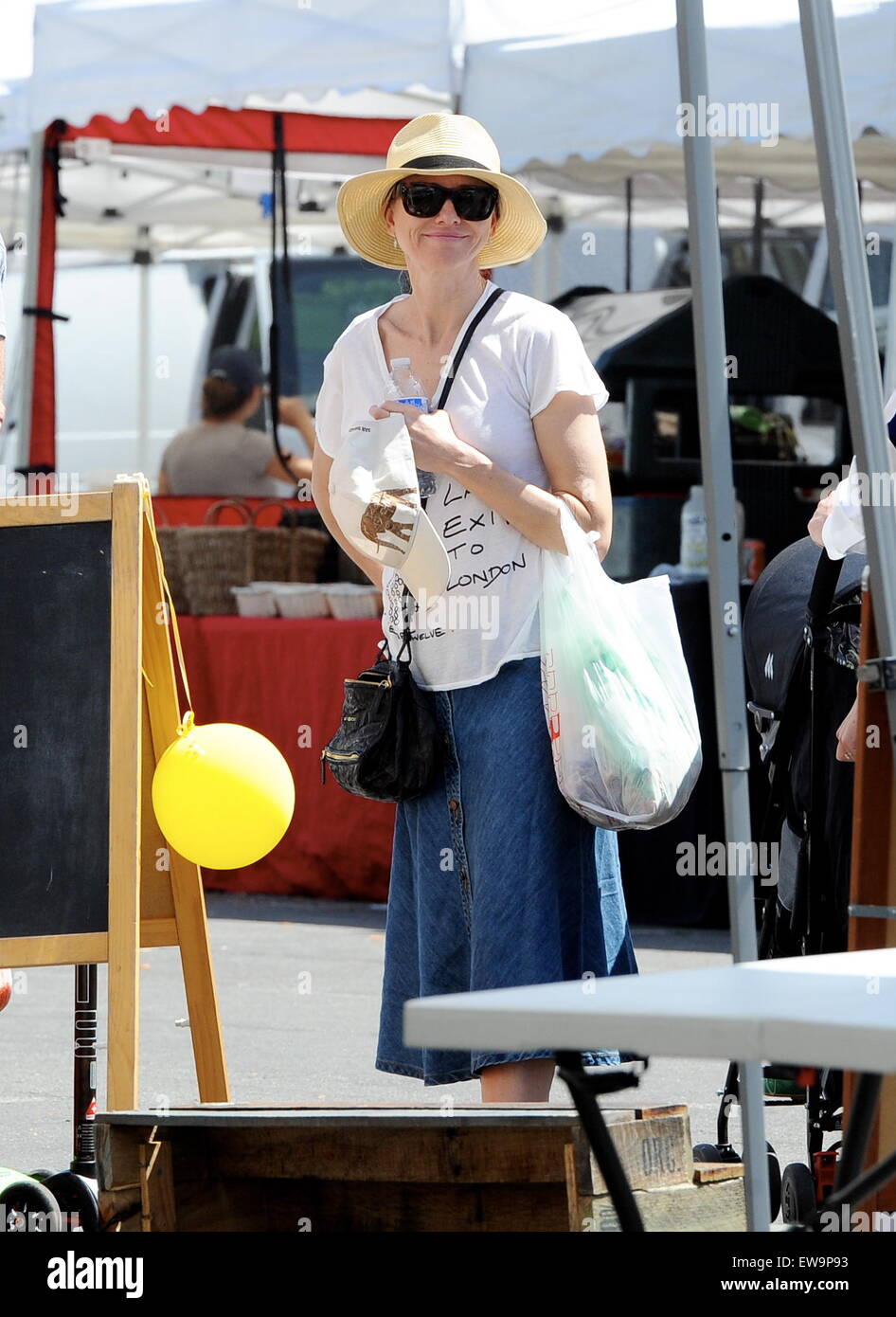 Schauspielerin Naomi Watts begleitet von Ehemann Liev Schreiber nimmt ihre beiden Söhne Alexander und Samuel heraus auf dem Bauernmarkt in Brentwood Ca.  Mitwirkende: Naomi Watts wo: Brentwood, Kalifornien, Vereinigte Staaten, wann: 19. April 2015 Stockfoto