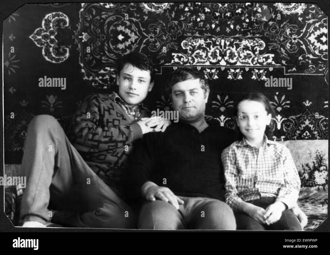 Familienbild zu Hause. Vater mit Tochter und Sohn. UdSSR, ca. 1987. Stockfoto
