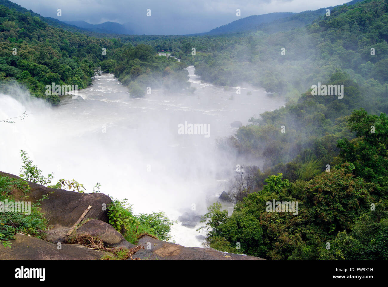 Athirappally Wasserfälle Kerala Indien Athirappilly verliebt sich in Monsun mächtige Wasser fließt durch Western Ghats Wald Stockfoto