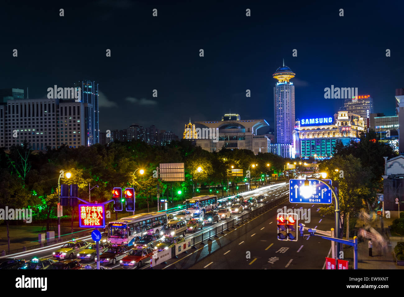 Stadtverkehr in der Nacht Stockfoto