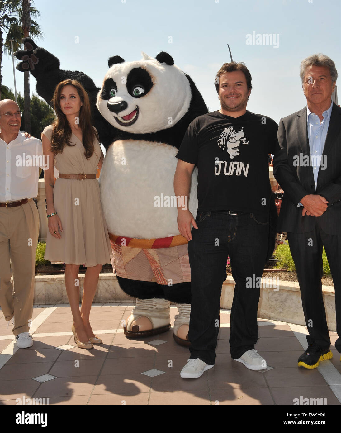 CANNES, Frankreich - 12. Mai 2011: Angelina Jolie, Jack Black & Dustin Hoffman bei Photocall für ihren neuen animierten Film "Kung Fu Panda 2" auf dem 64. Festival de Cannes. Stockfoto