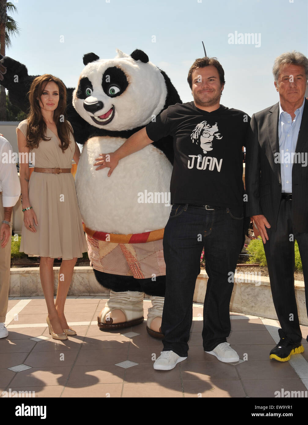 CANNES, Frankreich - 12. Mai 2011: Angelina Jolie, Jack Black & Dustin Hoffman bei Photocall für ihren neuen animierten Film "Kung Fu Panda 2" auf dem 64. Festival de Cannes. Stockfoto