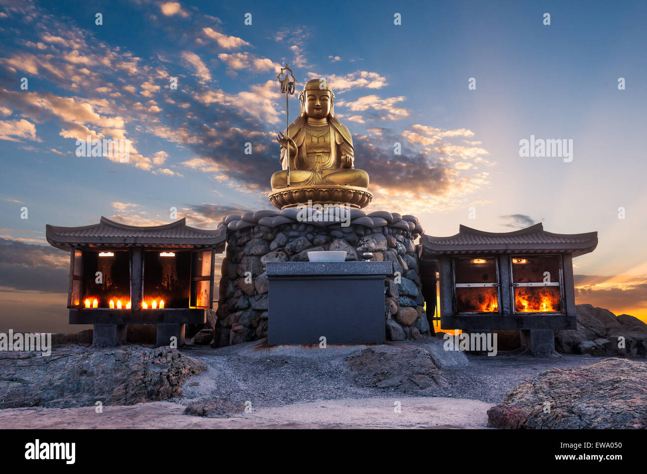 Die Sonne geht hinter eine Buddha-Statue in Haedong Yonggungsa Tempel in Busan, Südkorea. Stockfoto