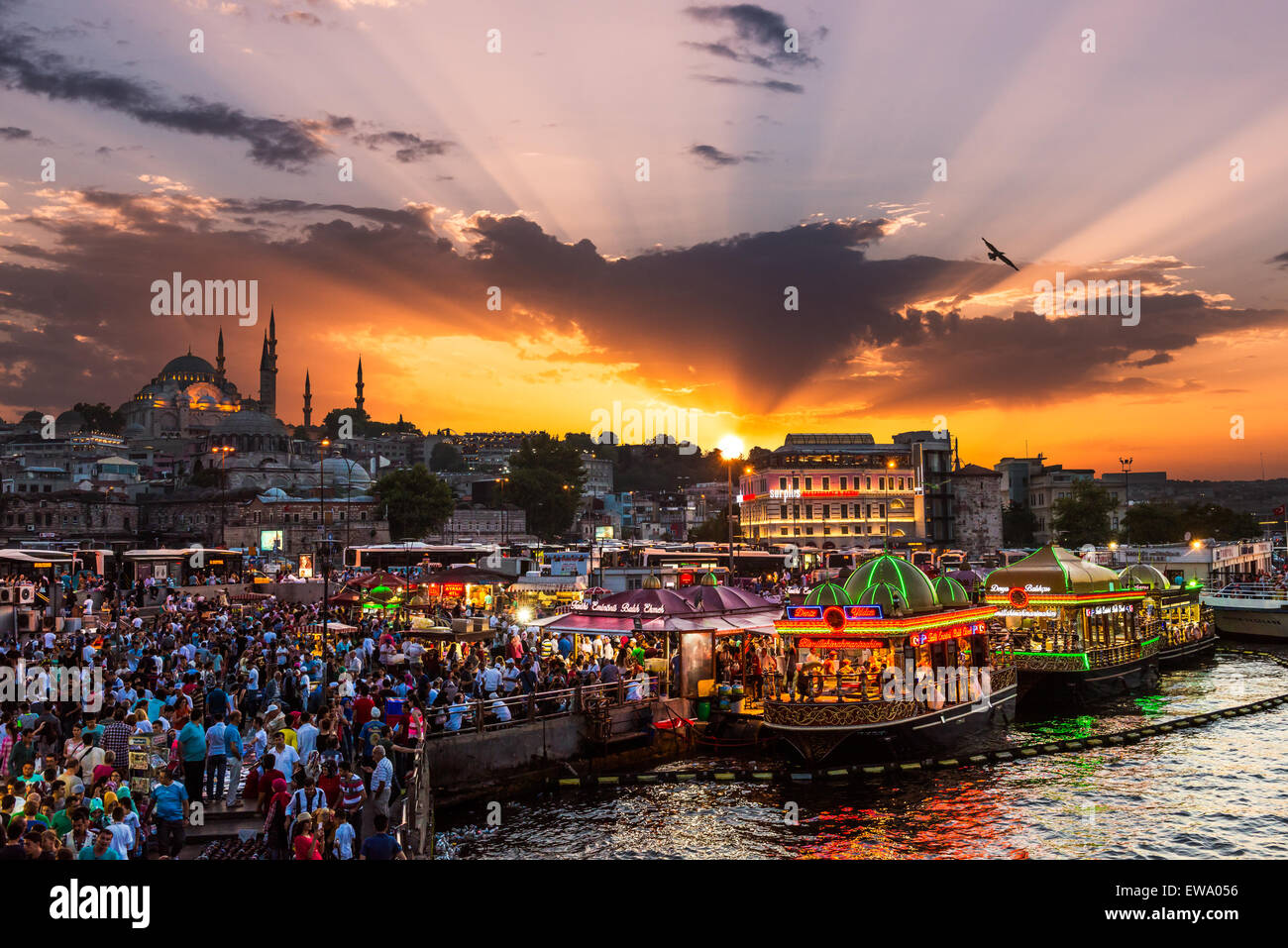 Hunderte von Touristen und lokalen Türken hängen entlang des Bosporus, wie Nacht am 29. Juli 2014 in Istanbul, Türkei leuchtet. Stockfoto