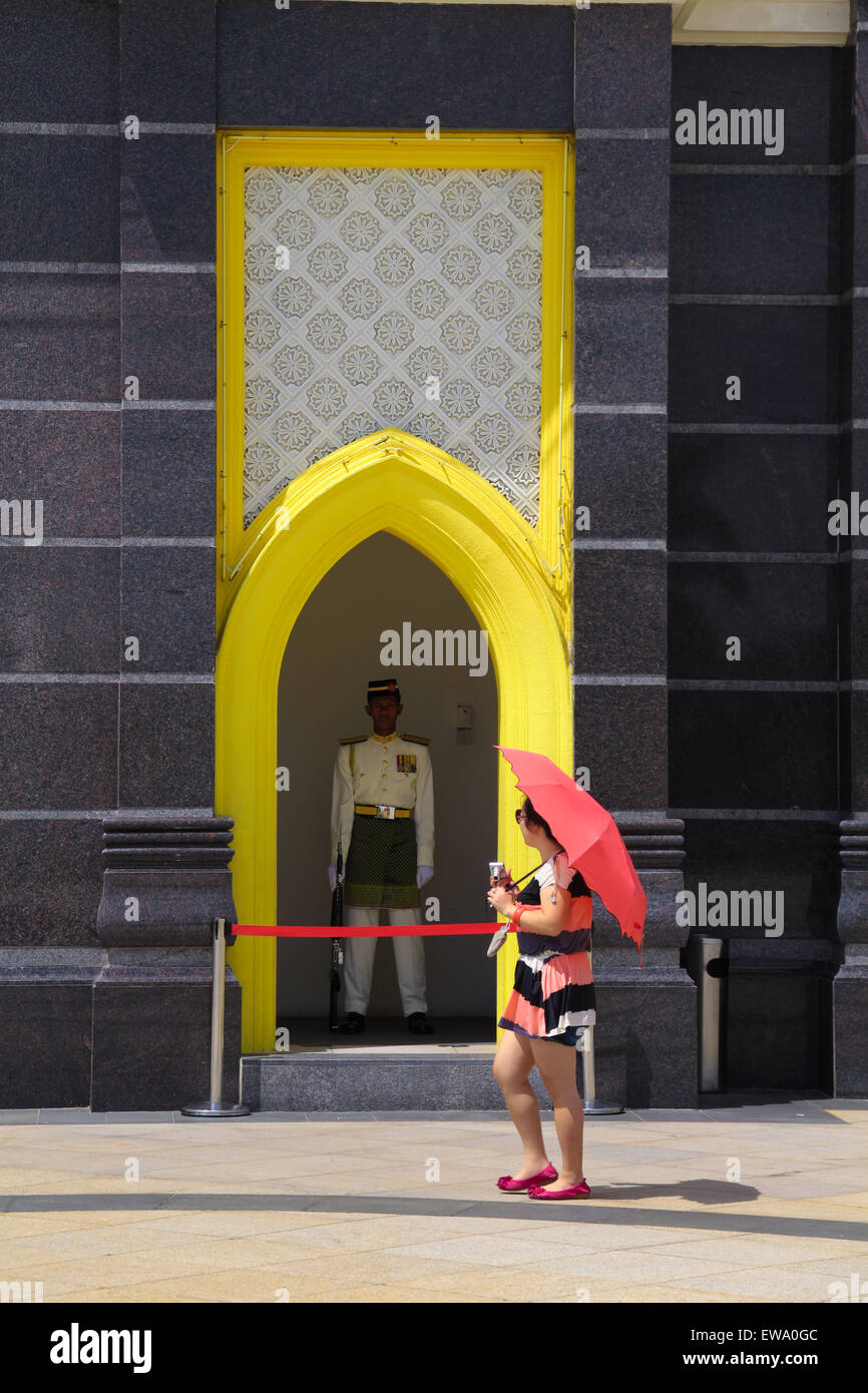Eine weibliche Touristen Vorbereitung nehmen Sie ein Foto der königlichen Garde im Dienst an den königlichen Palast von Malaysia. Stockfoto