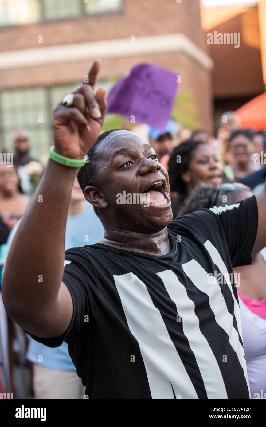 Ein Trauernder ist während ein spontanes Gebet treffen an einem improvisierten Denkmal außerhalb der historischen Mutter Emanuel African Methodist Episcopal Church 20. Juni 2015 in Charleston, South Carolina mit Emotionen überwinden. Früher in der Woche getötet ein weißes Supremacist Schütze 9 Mitglieder in der historisch schwarze Kirche. Stockfoto