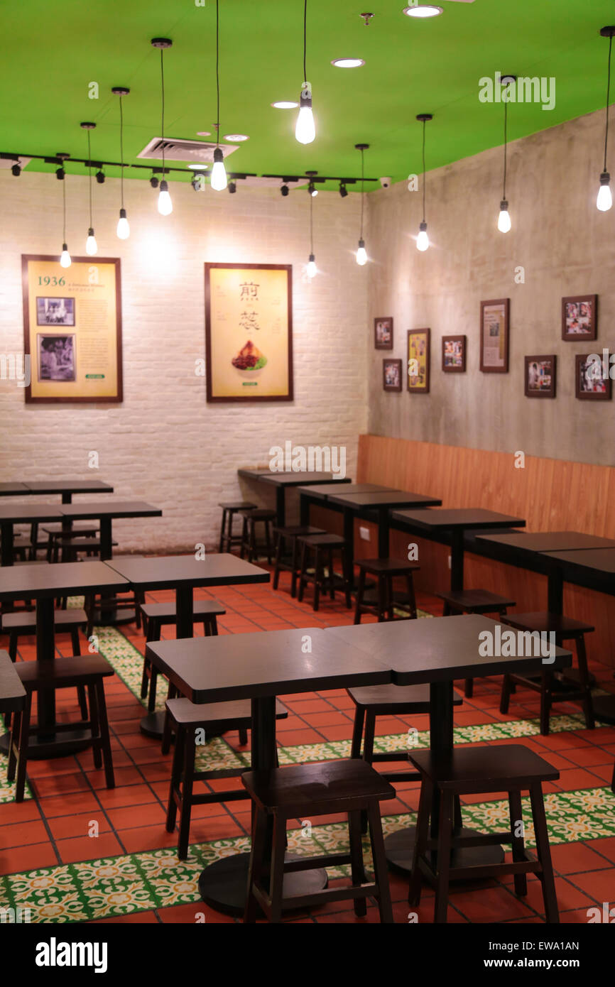 Essen im Restaurantbereich mit Almfrühstück Farbe und Holz Möbel. Stockfoto