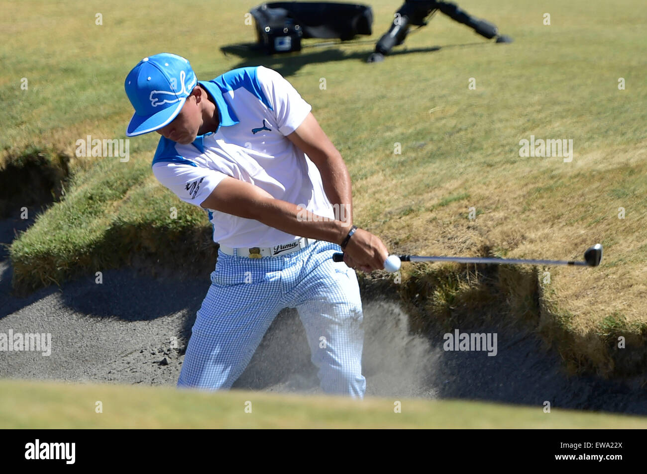 19. Juni, 2015.Rickie Fowler am 17. während der 2. Runde bei den US Open in Kammern Bay, Ort, Washington University. George Holland/Cal-Sport-Medien. Stockfoto