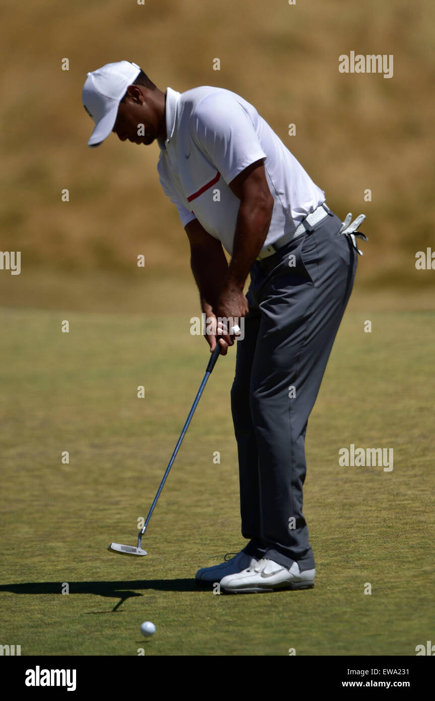 19 Juni, Runde 2015.Tiger Wald in 2 bei den US Open in Kammern Bay, Ort, Washington University. George Holland/Cal-Sport-Medien Stockfoto