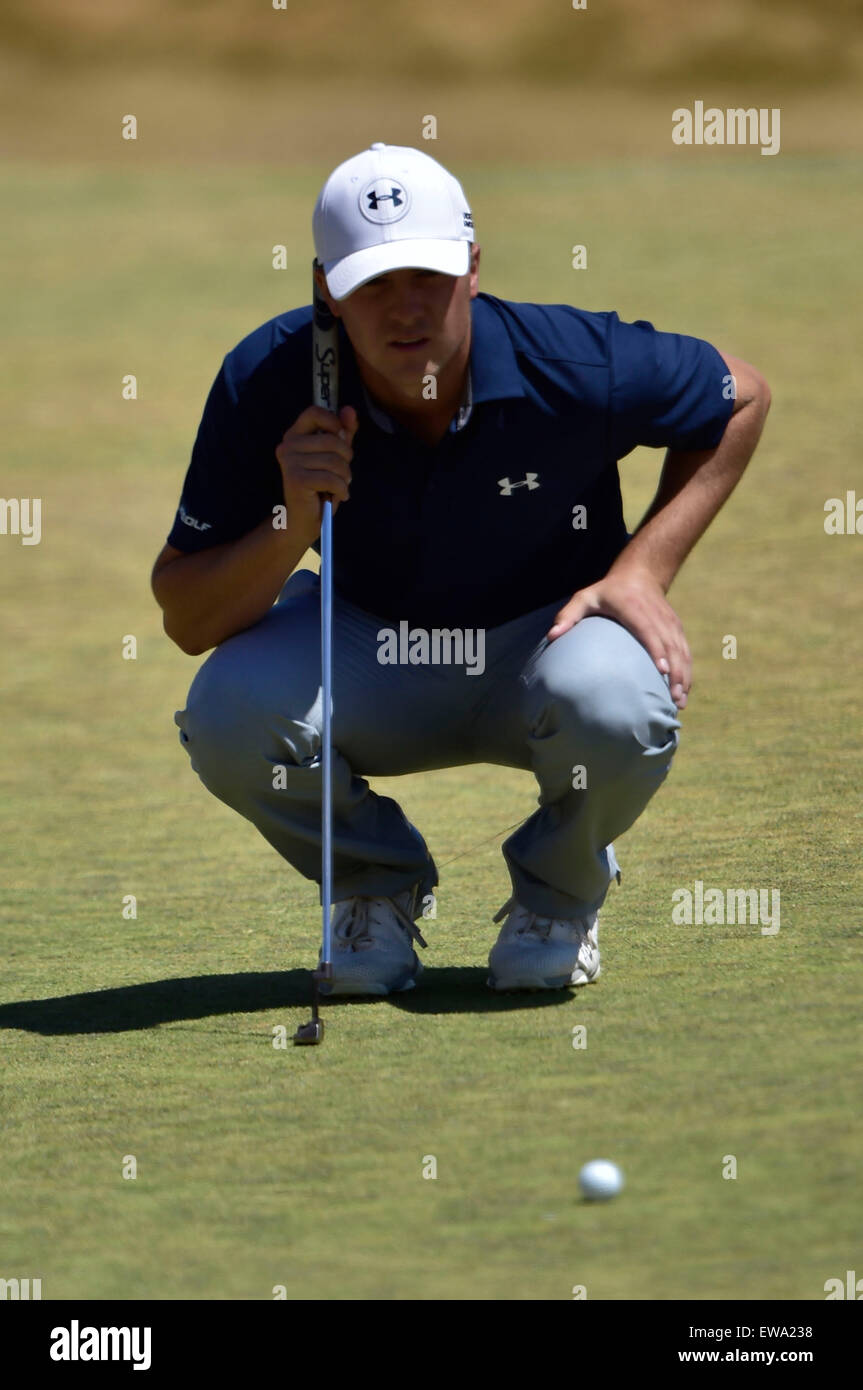 19. Juni, 2015.Jordan Spieth richtet einen Putt während der 2. Runde bei den US Open in Kammern Bay, Ort, Washington University. George Holland/Cal-Sport-Medien Stockfoto