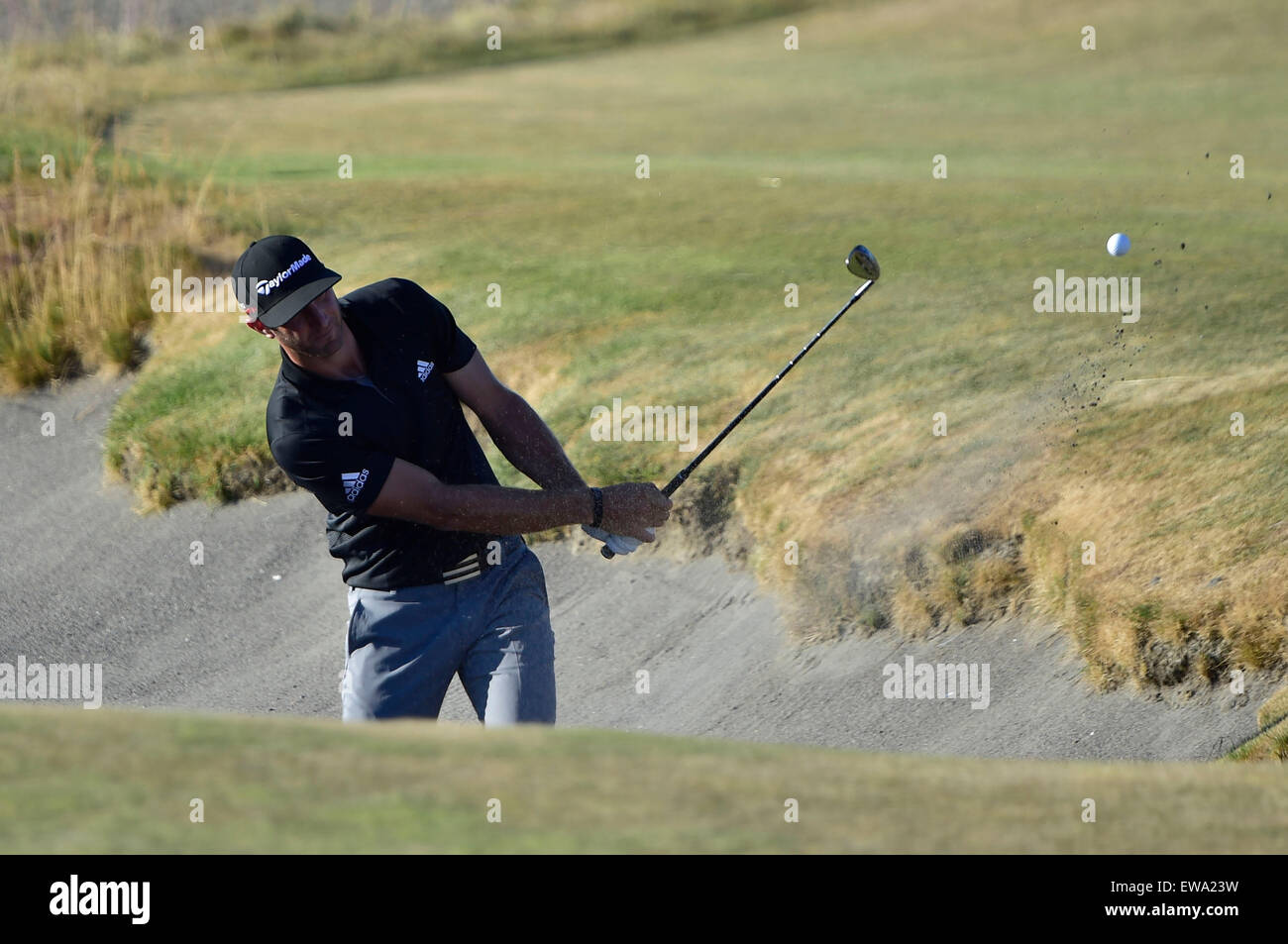 Juni 19, 2015.Dustin, Johnson, der 17. grün während trifft auf, Runde 2 bei den US Open in Kammern Bay, Ort, Washington University. George Holland/Cal-Sport-Medien Stockfoto