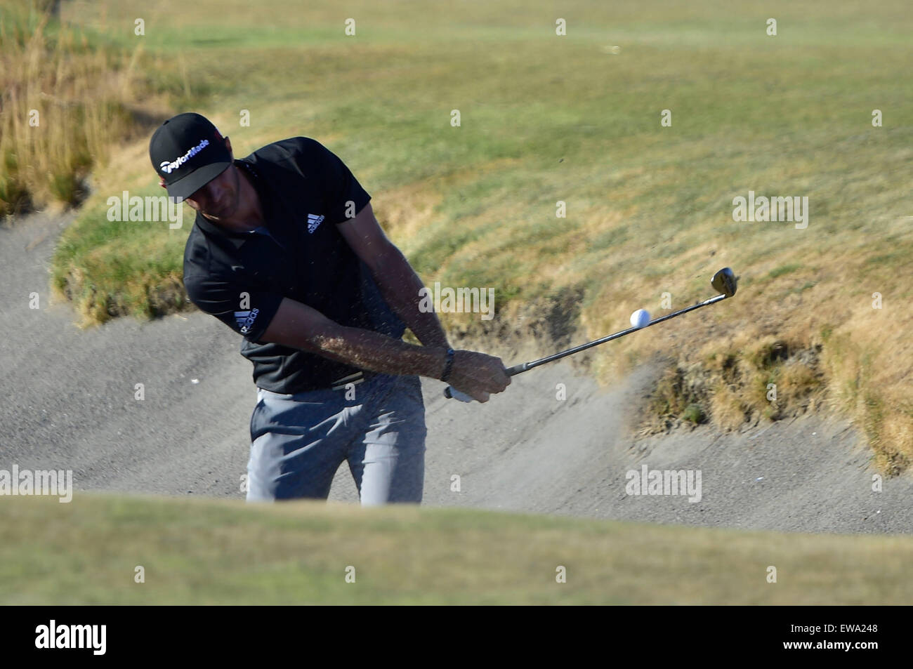 Juni 19, 2015.Dustin, Johnson, der 17. grün während trifft auf, Runde 2 bei den US Open in Kammern Bay, Ort, Washington University. George Holland/Cal-Sport-Medien Stockfoto