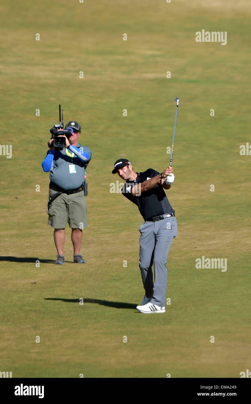 Juni 19, 2015.Dustin, Johnson trifft seinen zweiten Schlag am 10. während, Runde 2 bei den US Open in Kammern Schach, University Place, Washington. George Holland/Cal-Sport-Medien Stockfoto