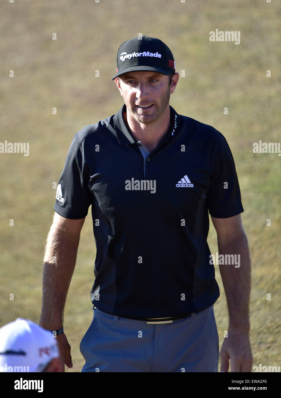 Juni 19, 2015.Dustin, Johnson nur einen Putt am 17. während vermisst, Runde 2 bei den US Open in Kammern Bay, Ort, Washington University. George Holland/Cal-Sport-Medien Stockfoto