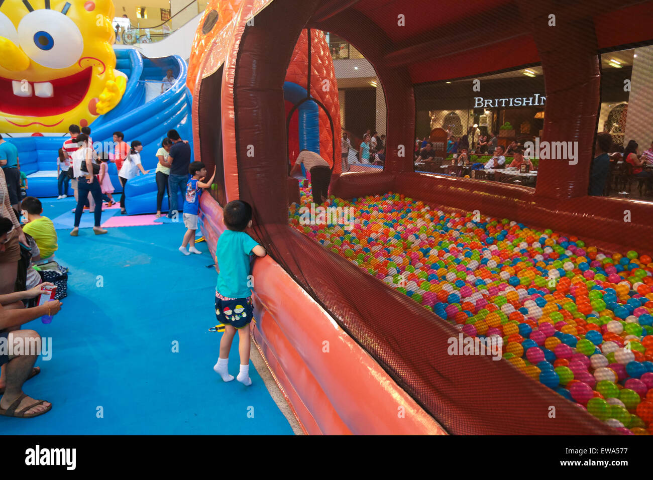 Kind beobachten Bällebad Spongebob Förderung Boden in der Pavillon Shopping  Mall, Kuala Lumpur Malaysia am Juni 2015 Stockfotografie - Alamy