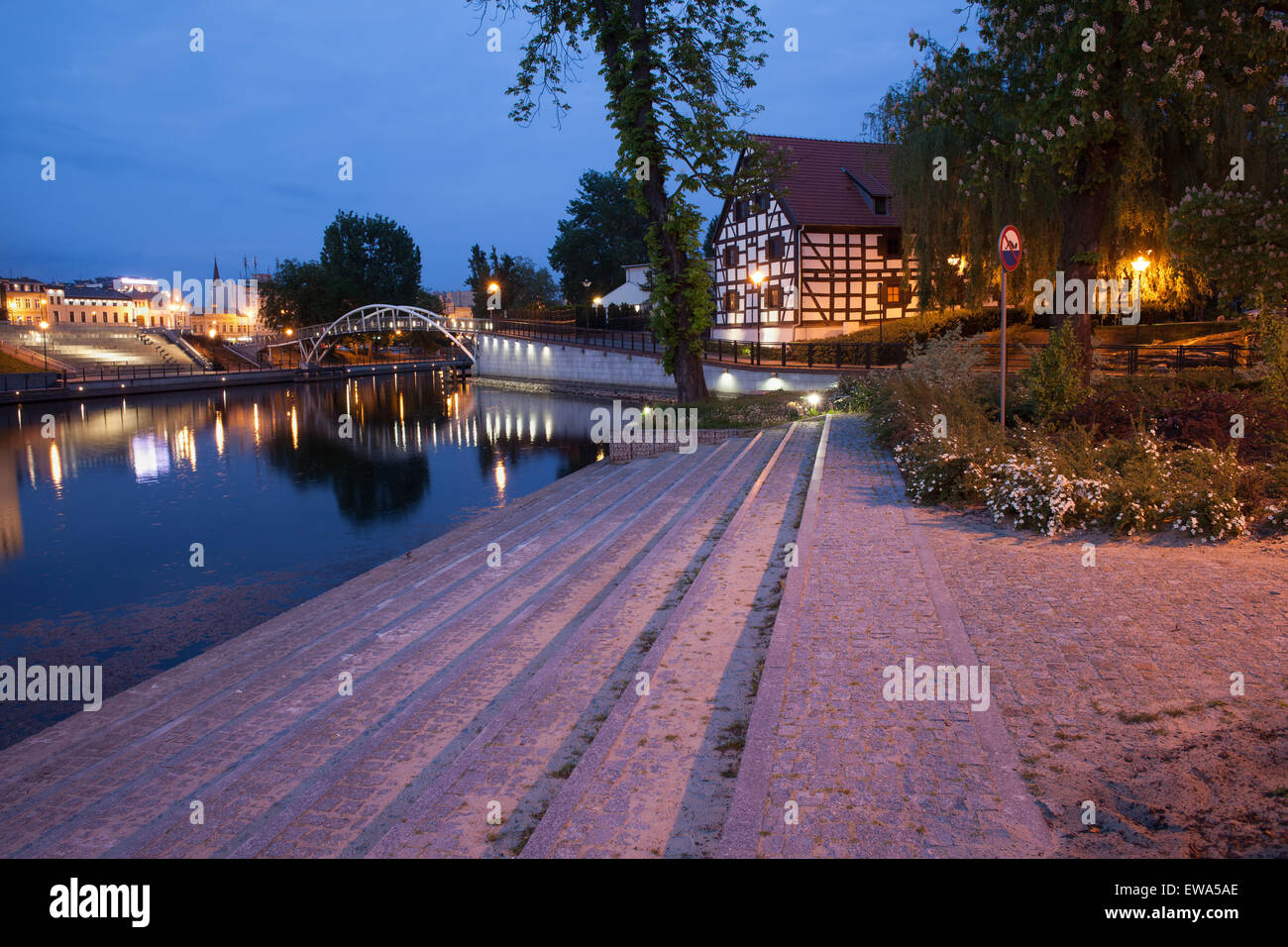Stadt Bydgoszcz bei Nacht in Polen, Brda Fluss Uferpromenade am weißen Getreidespeicher und Mühle Insel. Stockfoto