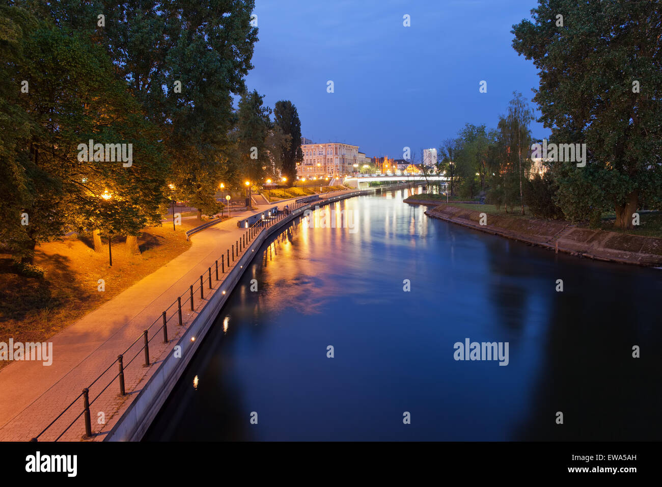 Stadt Bydgoszcz in Polen, promenade entlang Fluss Brda am Abend. Stockfoto
