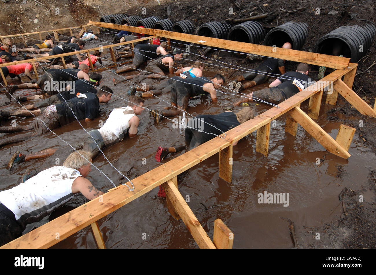 Peking, Kanada. 20. Juni 2015. Teilnehmer teilnehmen, im Jahr 2015 Tough Mudder Ausdauer Hindernis racing Challenge in Whistler, BC, Kanada, 20. Juni 2015. Tough-Mudder ist ein Ausdauer-Event-Reihe in der Teilnehmer 10-12 Meilen lange Militärstil Hindernisparcours versuchen. Es wurde entworfen und erstellt von zwei britischen Harvard Business School Post Absolventen und testet psychische als auch physische Stärke. Die erste Herausforderung Tough Mudder wurde in den Vereinigten Staaten im Jahr 2010 statt. Bildnachweis: Sergei Bachlakov/Xinhua/Alamy Live-Nachrichten Stockfoto