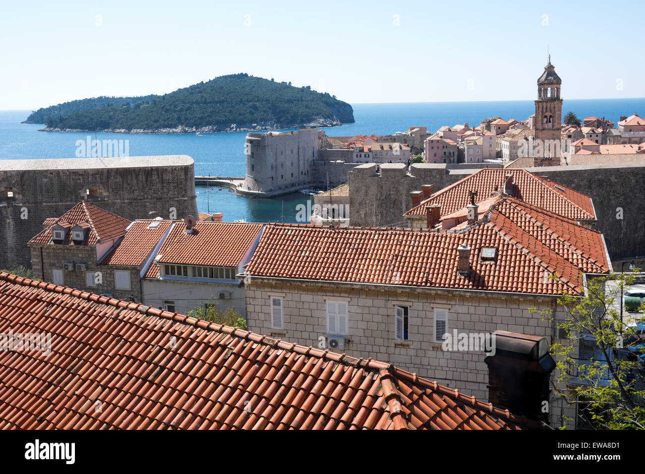 Ziegeldächer der Gebäude mit Blick auf Altstadt und Hafen mit Dominikanerkloster Glockenturm und Fort St. john's, Lokrum Insel im Hintergrund, Dubrovnik, Kroatien Stockfoto