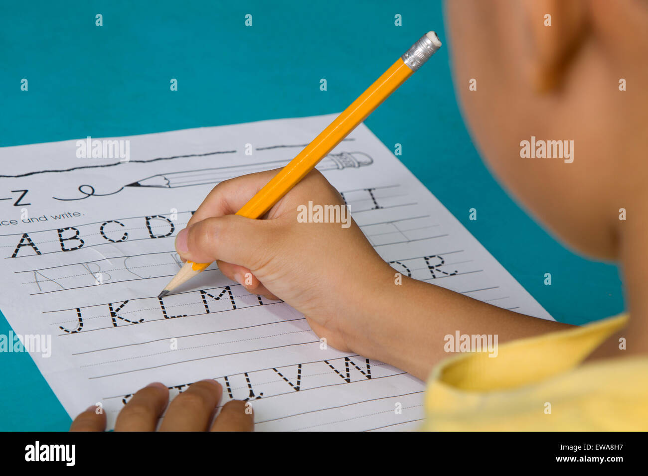 Asiatische junge Spuren der Buchstabe L mit unscharfen Teilansicht des Gesichts Stockfoto