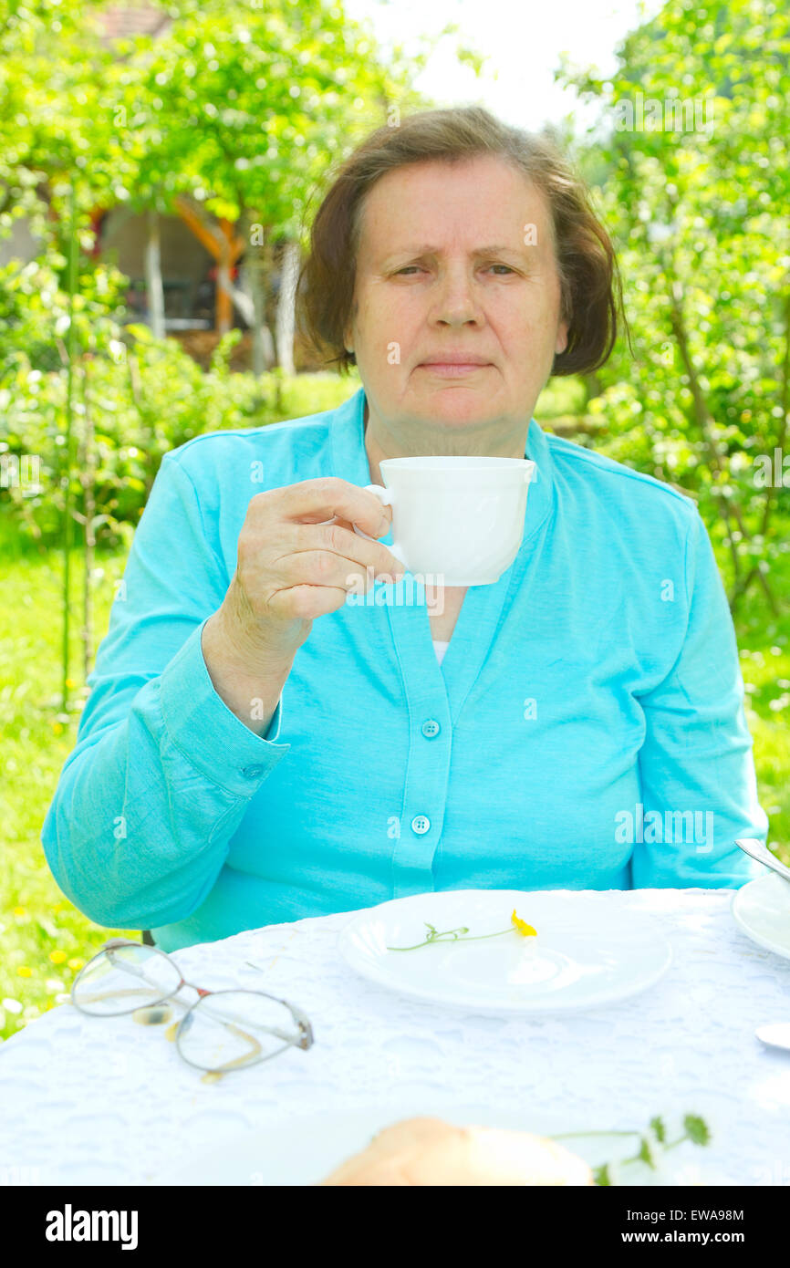 Kaffee im garten Fotos und Bildmaterial in hoher Auflösung Alamy
