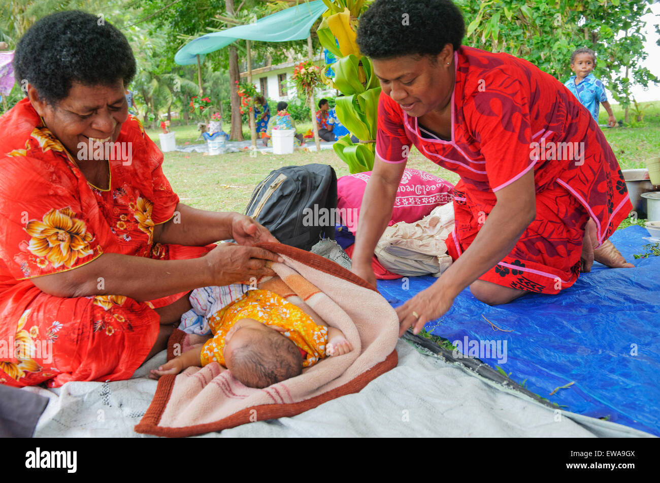 Mutter kümmert sich um ihr Baby während Dorf Zeremonie, Insel Yasawa-Gruppe, Fidschi Inseln im Südpazifik, Pacific, Stockfoto