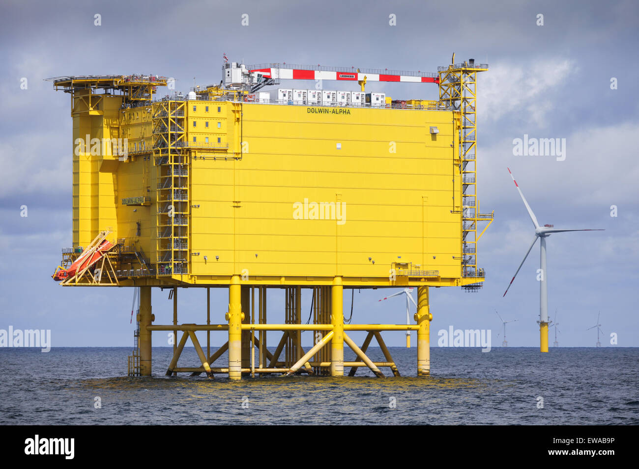 Die DolWin Alpha HVAC HVDC Konverter Plattform, direkt neben der Borkum Riffgrund Offshore-Windpark in der deutschen Bucht. Stockfoto
