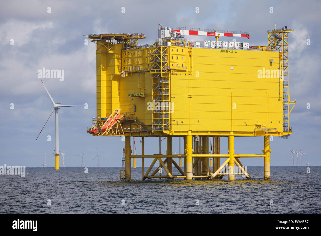 Die DolWin Alpha HVAC HVDC Konverter Plattform, direkt neben der Borkum Riffgrund Offshore-Windpark in der deutschen Bucht. Stockfoto