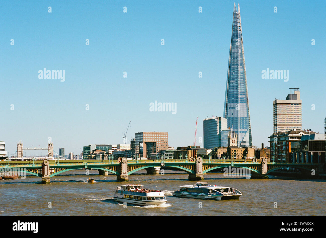 Die Scherbe und Southwark Bridge, London UK, mit Tower Bridge im Hintergrund Stockfoto