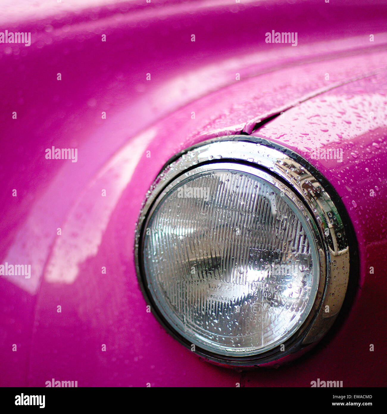 Pink Taxi Scheinwerfer unter dem Regen Stockfoto