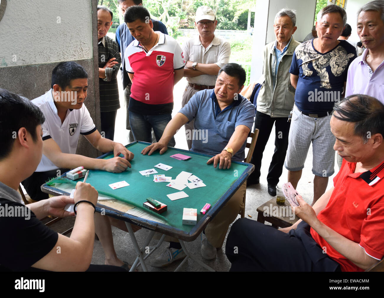 Spielen Sie Karten Shanghai spielen Glücksspiel Fuxing Park Französisch Konzession Sonderwirtschaftszone District in Shanghai China Stockfoto