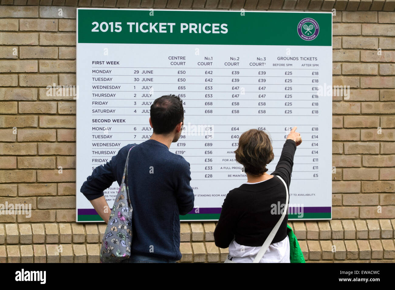 Wumbledon London, UK. 21. Juni 2015. Leute schauen auf eine Tafel zeigt die verschiedenen Ticketpreise für 2015 Wimbledon Tennis Championships Credit: Amer Ghazzal/Alamy Live-Nachrichten Stockfoto