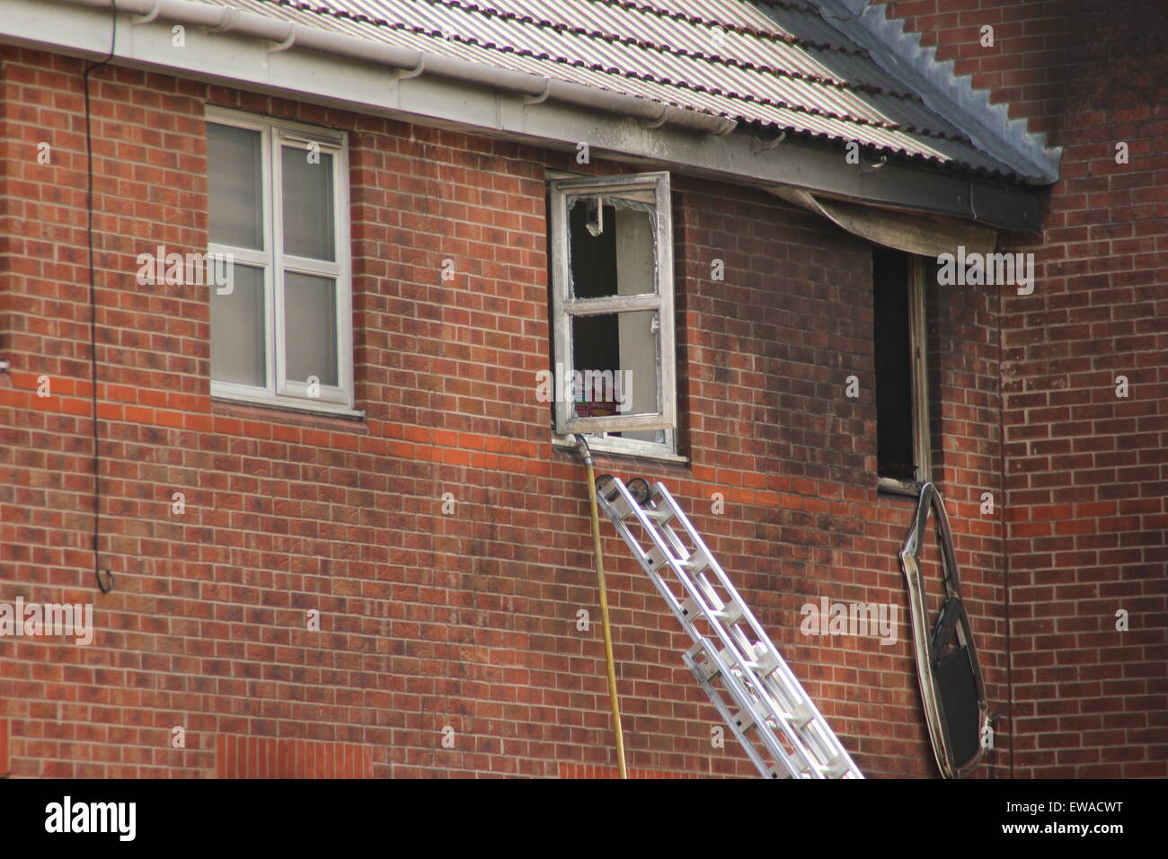 Langley Mill, derbyshire uk. 21. Juni 2015 Schauplatz von Haus Feuer auf North Street von Thompson Street. drei Personen in einem Haus Feuer in Langley Mühle Polizei gestorben sind, wurden zu einem Haus in der Straße am 4.04 bin Heute (Sonntag, Juni 21) nach einem Feuer. ein Mann, eine Frau, und die Frau Kind starb nach dem Brand, die schlecht das Haus und ein Auto draußen geparkt beschädigt. Stockfoto