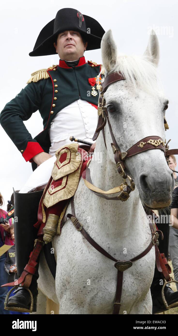 Waterloo, Belgien. 21. Juni 2015. Ein Erlass von Napoleon Mann reitet auf einem Pferd während des Reenactments der Schlacht von Waterloo in Gedenken an den 200. Jahrestag der Schlacht von Waterloo in Waterloo, Belgien, am 19. Juni 2015. Über 6000 Reenactor aus 52 Ländern und Regionen nahmen an den Nachstellungen der Schlacht bei Waterloo zwischen Juni 18 und 21, 2015. Bildnachweis: Xinhua/Alamy Live-Nachrichten Stockfoto