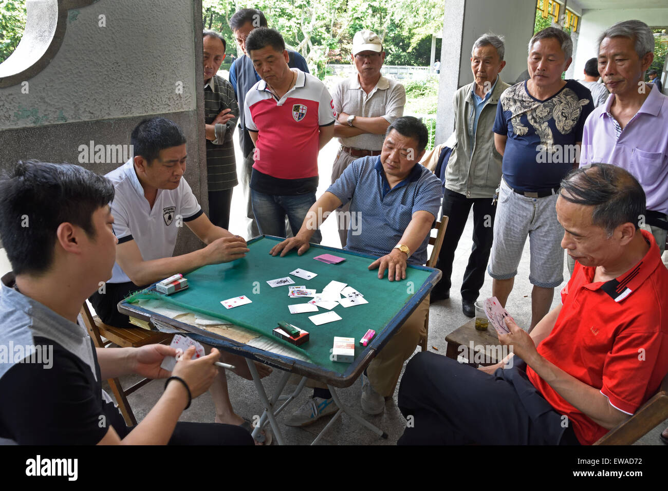 Spielen Sie Karten Shanghai spielen Glücksspiel Fuxing Park Französisch Konzession Sonderwirtschaftszone District in Shanghai China Stockfoto