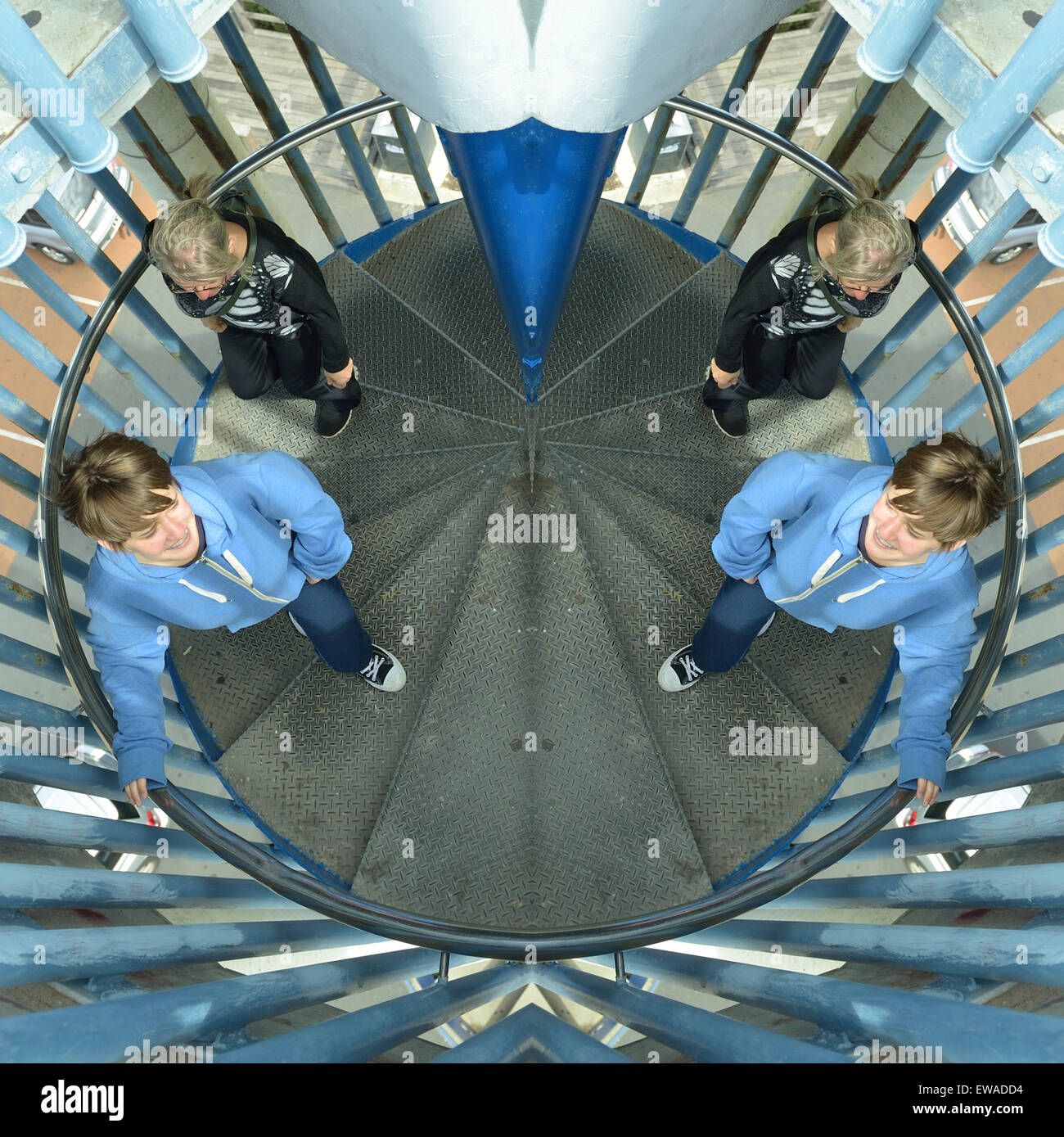 Vertikal geteilte, gespiegelte und horizontal gespiegelte Bild zweier junger Frauen auf Wendeltreppe Stockfoto