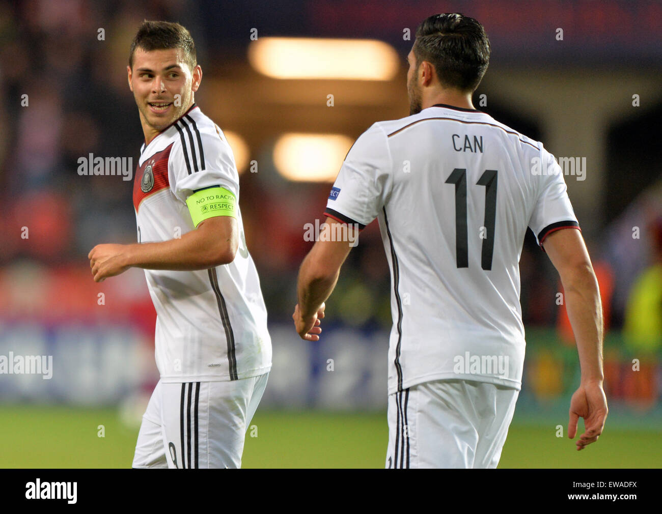 Prag, Tschechische Republik. 20. Juni 2015. Kevin Volland (l) und Emre Can Deutschlands feiern nach 1:0 Tor für Deutschland bei der UEFA-U21-Europameisterschaft 2015 Gruppe A Fussball Match zwischen Deutschland und Dänemark im Eden-Stadion in Prag, Tschechische Republik, 20. Juni 2015. Foto: Peter Kneffel/Dpa/Alamy Live News Stockfoto