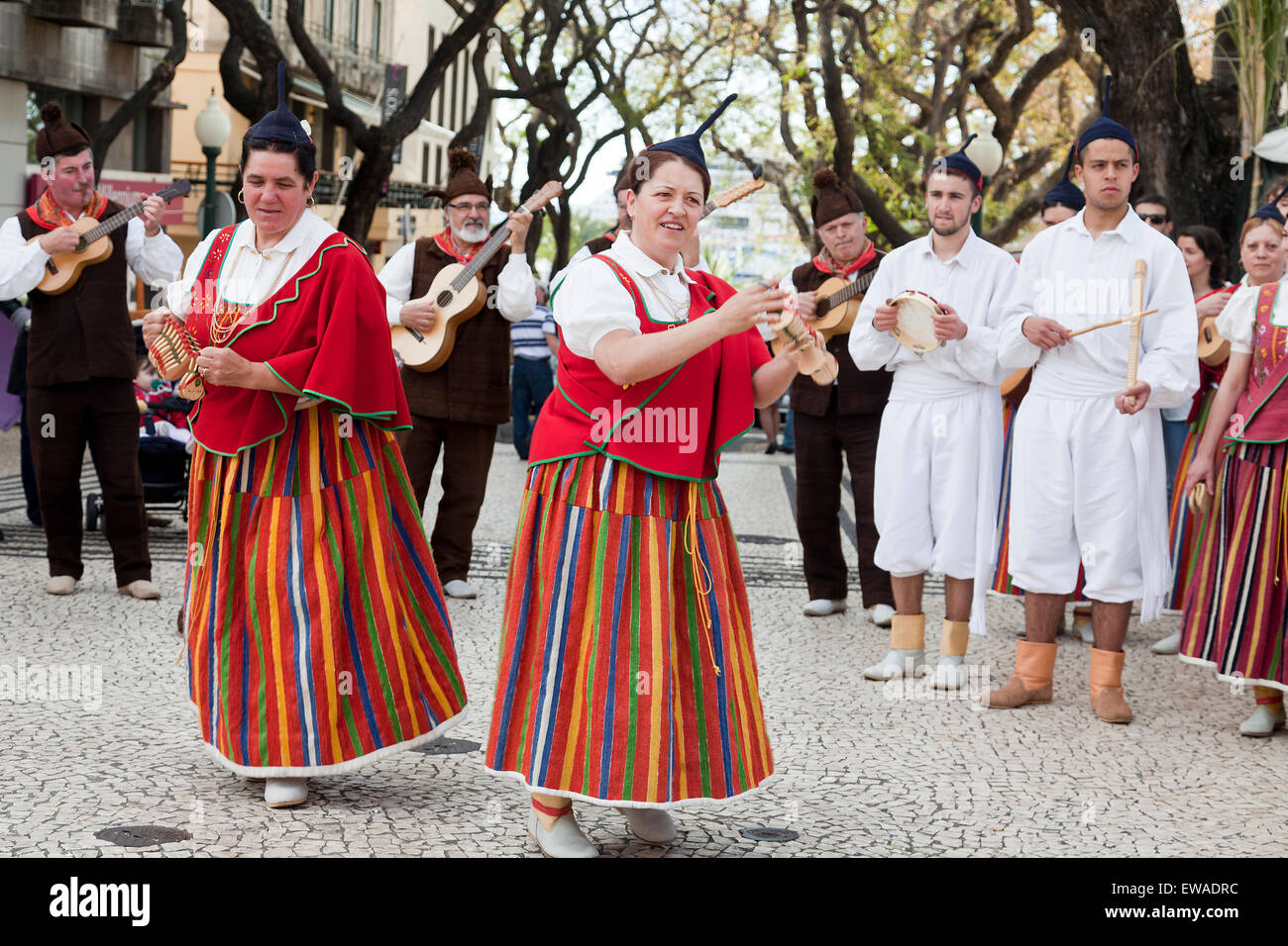 FUNCHAL, MADEIRA - 20. April 2015: Interpreten mit bunten und aufwendigen Kostümen, die Teilnahme an der Parade Blumenfest Stockfoto