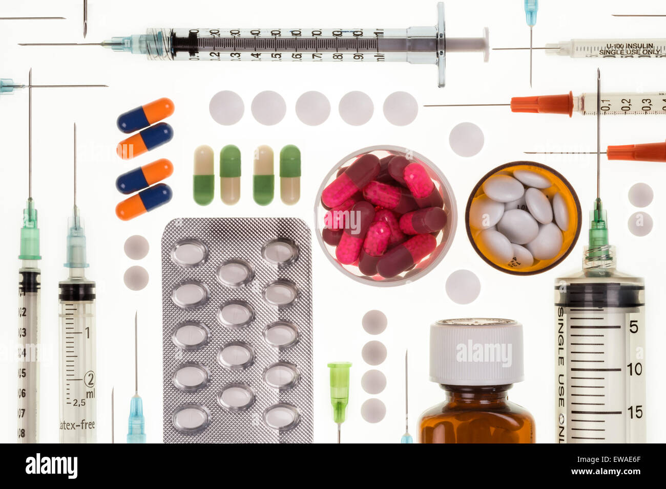 Auswahl von verschreibungspflichtigen Medikamenten und Spritzen von Ärzten bei der Behandlung von Krankheiten verwendet. Stockfoto